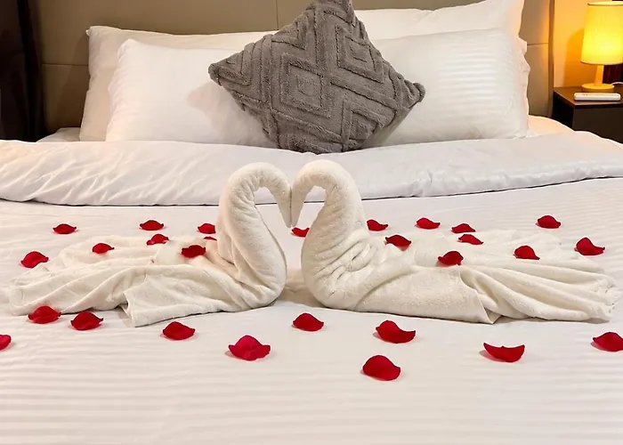 Bay Sunset With Free Pool And Sauna Near Picc, Moa, Airport & Us Embassy - Pet Friendly Apartment Manila